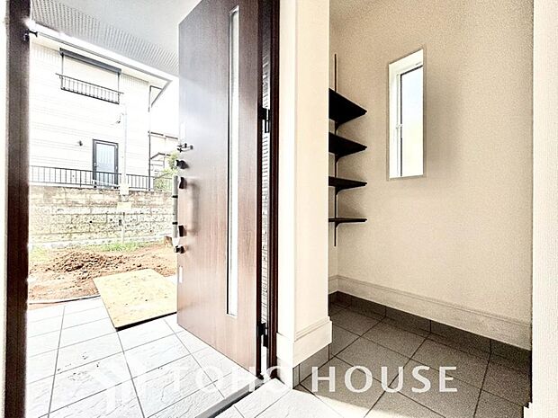 土足のまま入れるの玄関収納。ゴルフバックや部活＆スポーツ用品、日常使いの傘なども収納できて便利です。