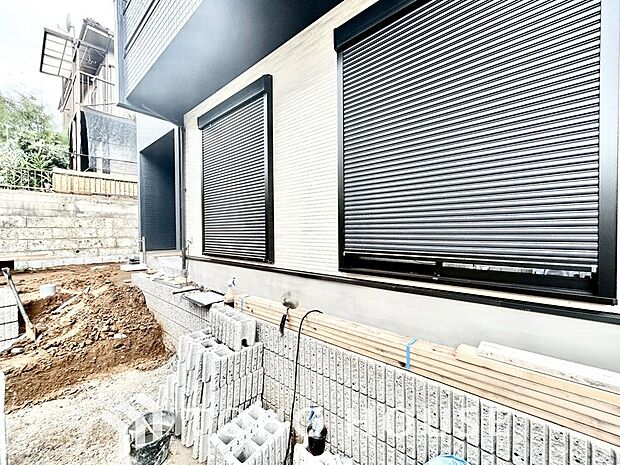 台風などの激しい雨風からお家を守るのはもちろん、空き巣対策などの防犯抑止や防音にも効果を発揮します。