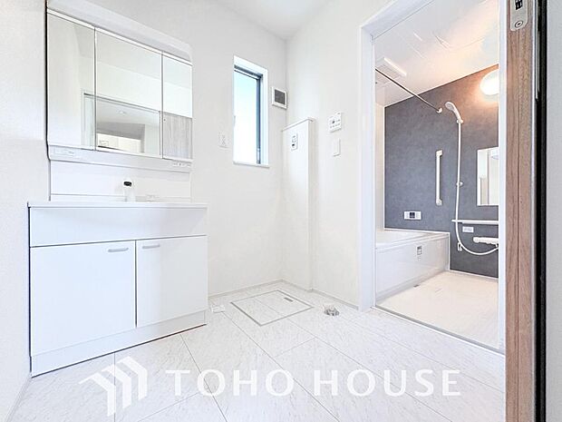 手で洗いたい大切な服など、広く使えると助かる洗面台は汚れの付きにくい形状と素材で造られております。