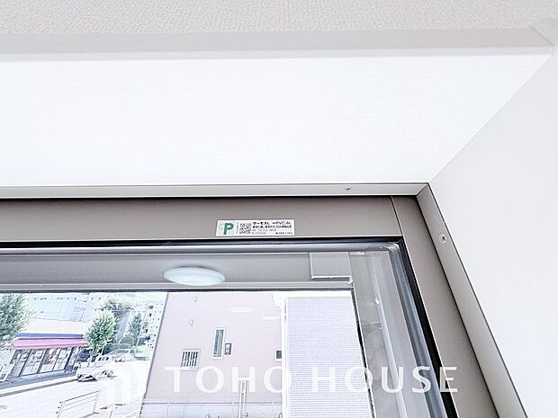 二層のガラスの間に空気層や特殊ガス層を作ることで断熱性能や結露防止効果を高めたサッシを装備してます。