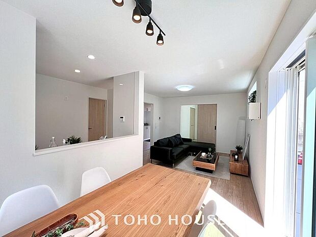 朝は爽やかな日差しを浴びながら、家族みんなでおいしい朝食。昼下がりにはのんびりと過ごすひと時。