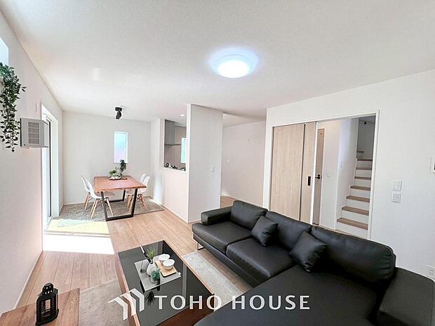 光と風があふれる開放的なリビングダイニングには自然と家族みんなが集まってきます。