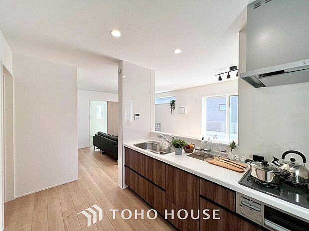 キッチンは、リビングで寛ぐ家族や小さなお子様を見守りながら料理が出来る対面式の温もり設計。