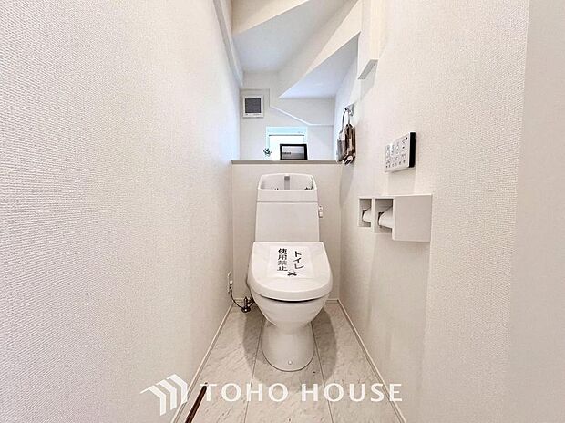 白で統一された清潔感のあるトイレ。もちろん温水洗浄機能付きです。