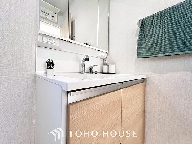 洗面台には三面鏡を採用。鏡の後ろに収納スペースを設ける事により洗面台周りもすっきりします。