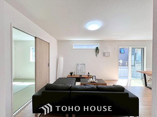 LDKでは家族が集まり、明るく穏やかな空気のなかで飲んだり、食べたり、笑ったり。