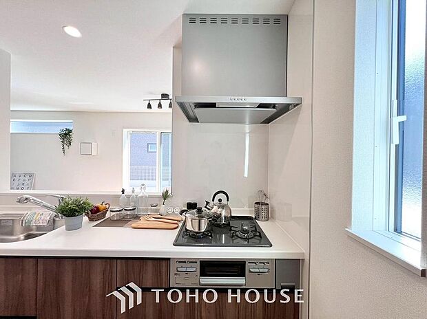 3口コンロは一度に複数のお料理を作ることができるメリットがあります。毎日のキッチンタイムを効率よく。