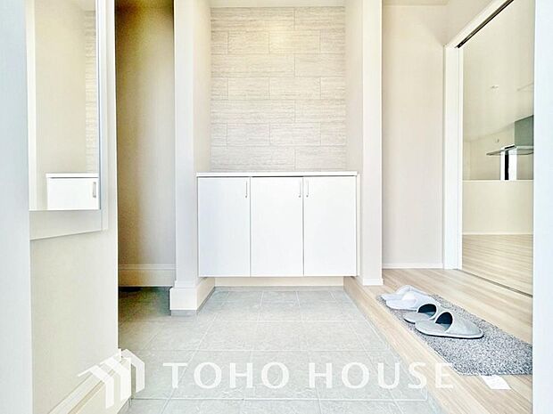 広々とした玄関スペースは何かと重宝します。ベビーカーも楽々置けるゆったりスペースが魅力です。