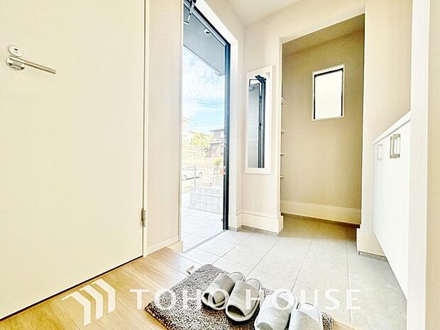 人を迎え入れる最初の場所だからこそ、清潔感が大事。ゆとりあるシューズインクロークも設置しました。