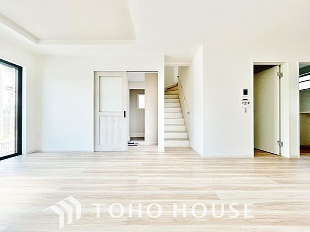 リビングも広く設け、訪れる人々を暖かく迎えてくれます。