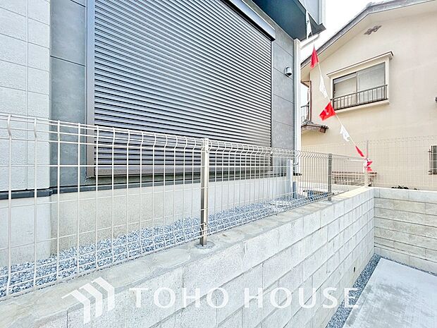 戸建にも防犯機能のシャッターを完備しております。寒い冬でも中から開閉が可能ですのでラクラクな所も便利です。