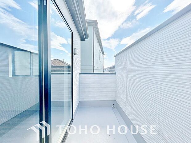 頬をなでる優しい風を感じることが出来るバルコニー。つい深呼吸をしたくなる気持ちの良い眺望です。