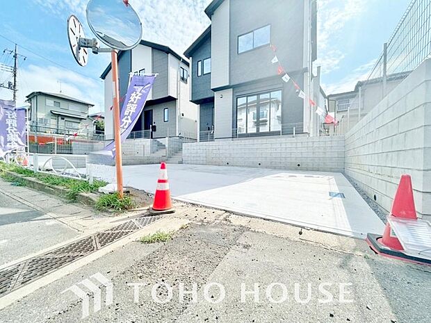 ゆったりとした駐車スペースを確保いたしましたので、大きめのお車でも駐車可能です。