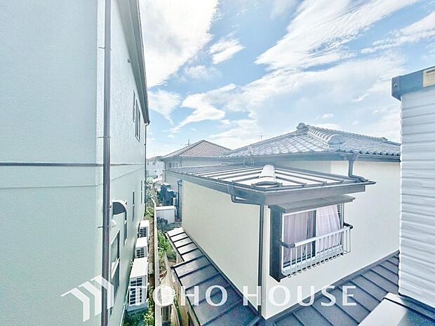 その豊かな眺望にふさわしい空間には、通風　採光にも優れ、心地よい光と風があふれています。