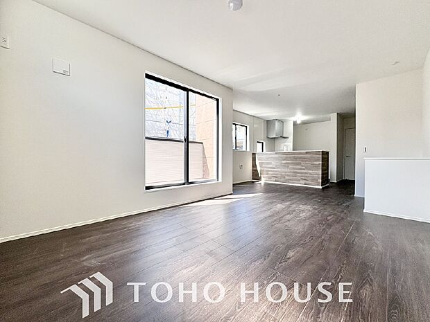 光と風があふれる開放的なリビングダイニングには自然と家族みんなが集まってきます。