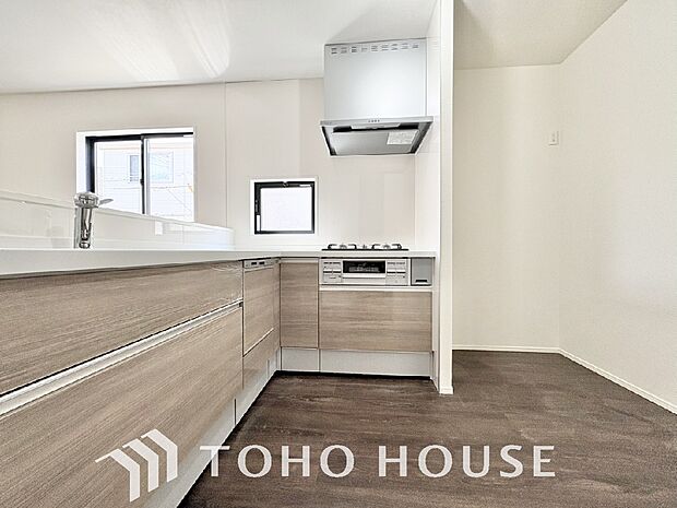 大型の冷蔵庫やレンジボードもしっかり置ける広々としたキッチンスペース。