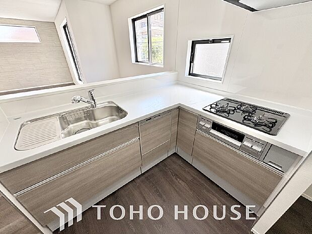 美しく使いやすいキッチン空間。優しい温もりを醸し出すキッチンは料理の為の配慮を随所に注ぎました。