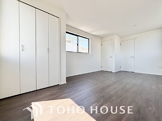 落ち着いたカラーの室内。インテリアやファブリックでお好みのテイストデザインを取り入れて頂けます。