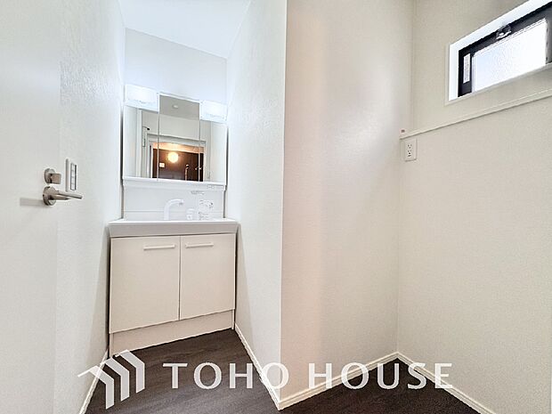 平日の朝であっても、落ち着きとくつろぎを感じられる空間。気持ちよく身だしなみを整えられます。