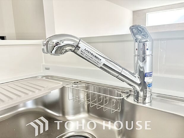 浄水器ボタンひとつで浄水と原水に切り替えられる浄水器一体型水栓を使用。