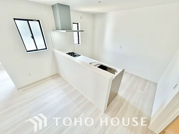 忙しい朝でも、しっかり家族が揃って食事をして頂けるゆとりある大きさのダイニングスペース。