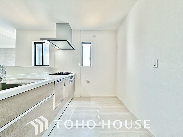 ご家族みんなで調理ができる位のスペースを実現したキッチン空間となっております。