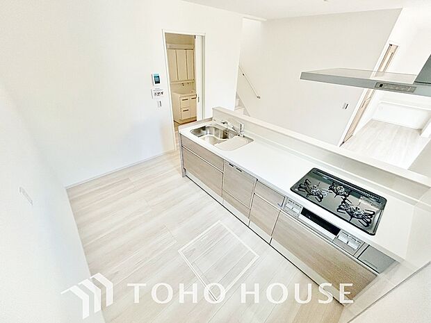 リビングで遊ぶお子様や寛ぐ家族と対話しをしながら家事を行えるのが自慢のキッチンスペースです。