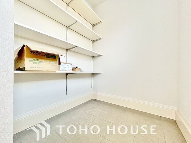 少しでも空いているスペースを収納にすることで、無駄のない空間を演出しております。