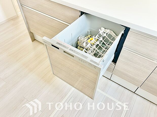 ビルトイン食器洗浄乾燥機付きのシステムキッチン。毎日の家事負担を軽減する嬉しい設備です。