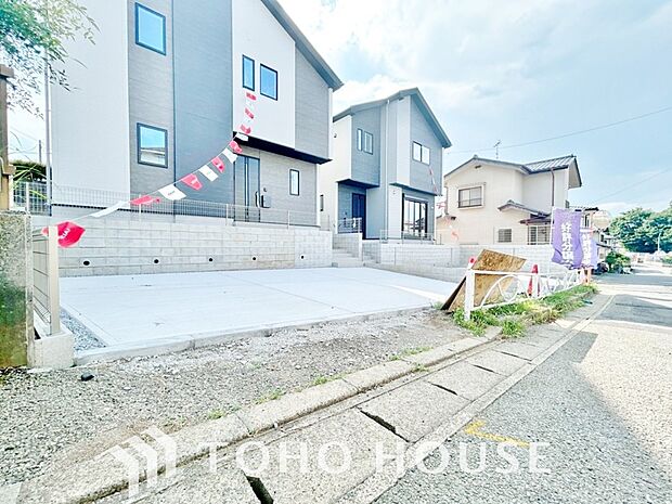 ゆったりとした駐車スペースを確保いたしましたので、大きめのお車でも駐車可能です。