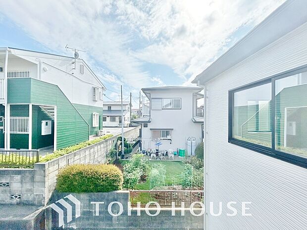 星空が地上に映りこむかのような夜景のきらめきまで、この街ならではの美しい風景の物語が室内に展開。