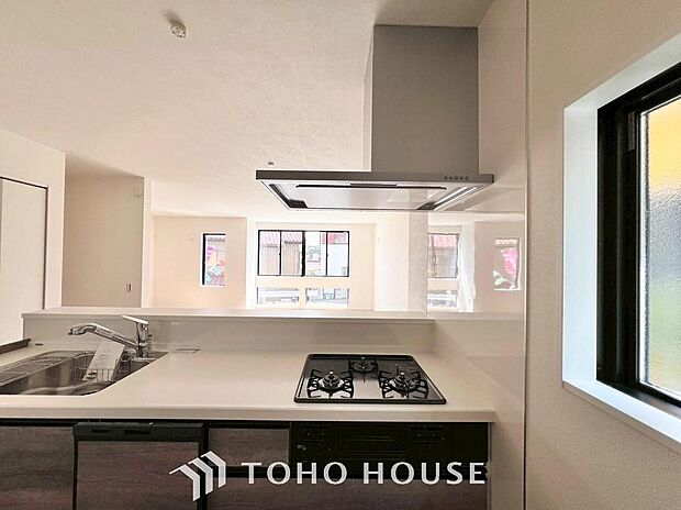 昨今主流のスリムタイプのレンジフード。スタイリッシュな見た目からインテリアとしても人気がある型です。