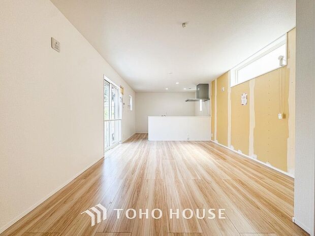 広々としたLDKは、家族が自然に集まりやすく、一緒に過ごす時間を楽しめる工夫が施されています。