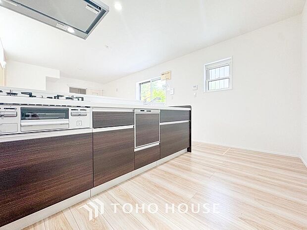 大型の冷蔵庫も配置できる広々としたキッチンスペースでお料理や家事をスムーズに進めることができます。