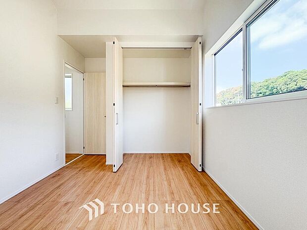 居室にはクローゼットを完備し、自由度の高い家具の配置が叶うシンプルな空間です。