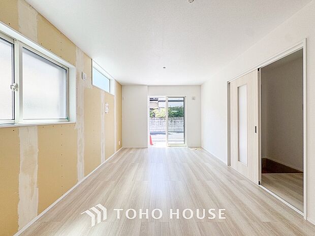 通風と採光を考慮したリビングは地域の鼓動を感じながらお寛ぎ頂くことが可能です。