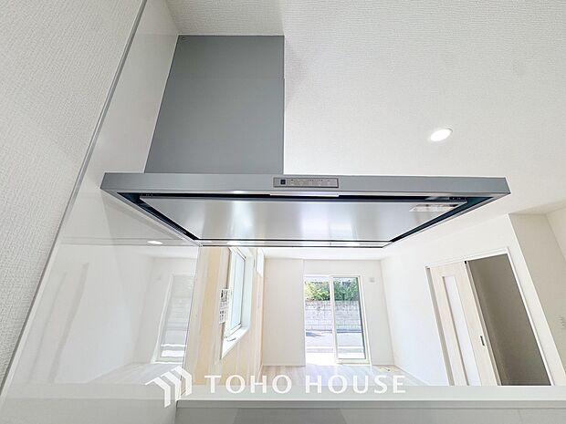 最新のレンジフードは静音性や省エネ性能が向上しデザインもスタイリッシュ。効率的な換気で料理を快適に。