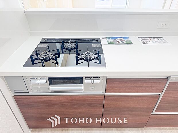 3口コンロは一度に複数のお料理を作ることができるメリットがあります。毎日のキッチンタイムを効率よく。