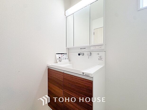 洗面台には三面鏡を採用。鏡の後ろに収納スペースを設ける事により洗面台周りもすっきりします。