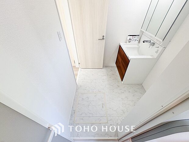 収納もさる事ながら、朝の慌ただしい時間もホテルライクなスペースで余裕とゆとりを感じて頂けます。