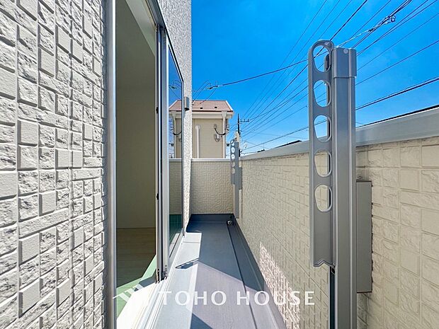 通風・採光に優れ、心地よい光と風があふれています。優しい陽射しが差し込むバルコニーとなっております。