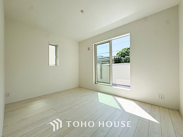 落ち着いたカラーの室内。インテリアやファブリックでお好みのテイストデザインを取り入れて頂けます。