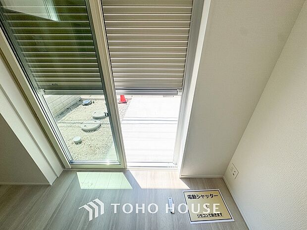 戸建にも防犯機能シャッターを完備しております。寒い冬でも中から開閉が可能ですのでラクラクな所も便利です。