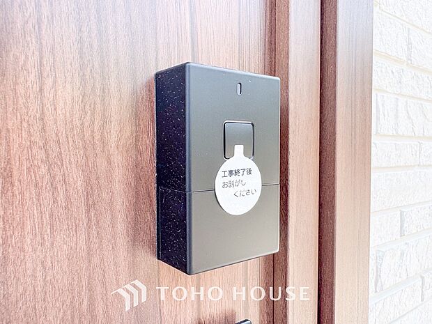 ボタン一つで施錠・解錠できる電子錠は、防犯意識の高まりから補助錠として選ばれることが増えています。