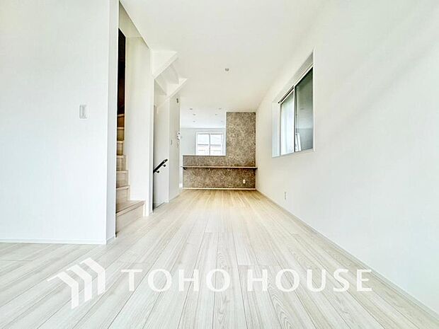 明るく穏やかな空気の中で飲んだり、食べたり、笑ったり。一日の中で多くの時間を過すことになるリビング。