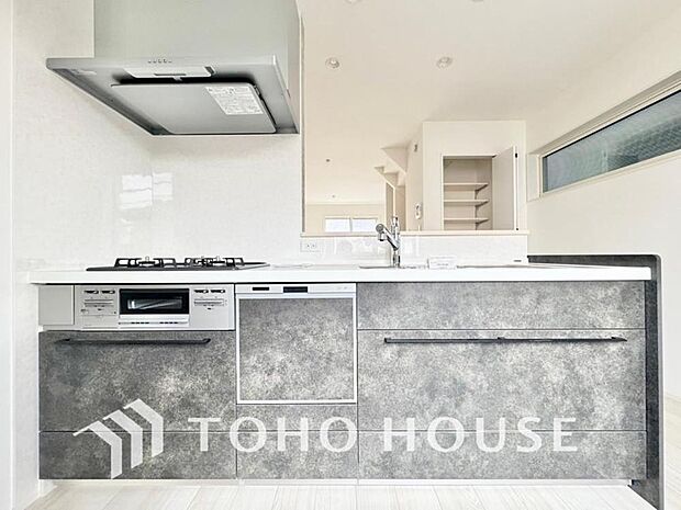 美しく使いやすいキッチン空間。優しい温もりを醸し出すキッチンは料理の為の配慮を随所に注ぎました。