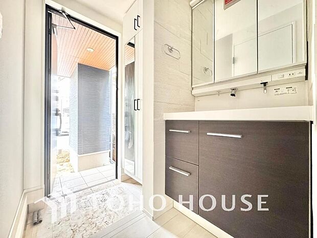 身だしなみのチェックがしやすい大きな鏡、下には収納がたっぷり。スッキリとした空間を演出いたします。