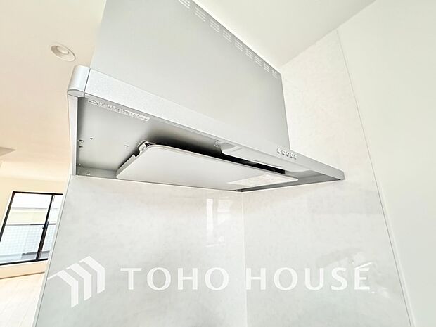 キッチンの換気扇はスタイリッシュなデザインで、日々のお手入れもラクラクな仕様となっております。