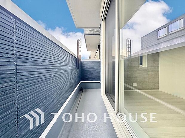 頬をなでる優しい風を感じることが出来るバルコニー。つい深呼吸をしたくなる気持ちの良い眺望です。