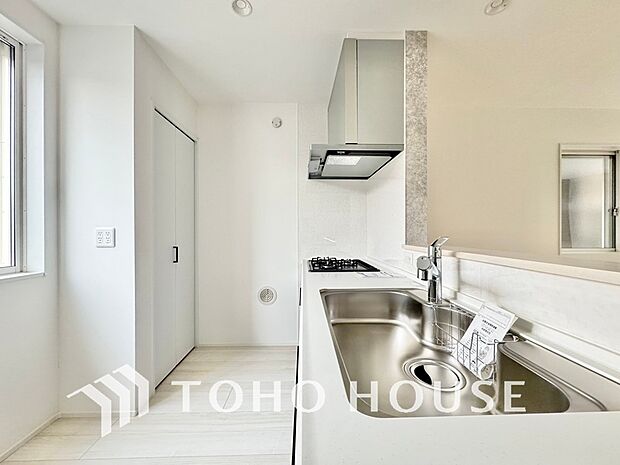 作業スペースを多くとった対面キッチン。夫婦そろってキッチンに立っても調理がしやすくゆとりある広さ。